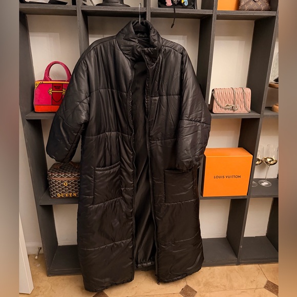 Black Women's Puffer Jacket with Bold Lettering - Picture 4 of 9